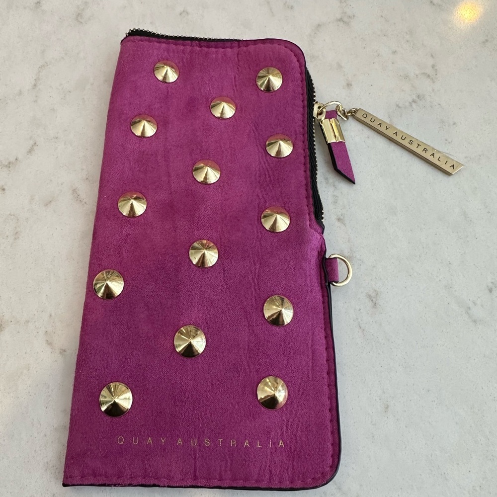 Quay sunglass case - pink with gold stud accents